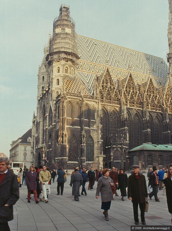 L'INNERE STADT - S. Stefano e il Graben - Stephansplatz - Stephansdom: gli alti spioventi del tetto di tegole smaltate a disegni geometrici