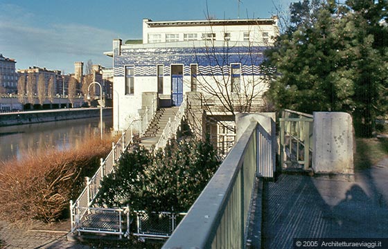 CHIUSA DI KAISERBAD - O. Wagner - Nel rivestimento di maiolica compaiono richiami simbolici al movimento dell'acqua