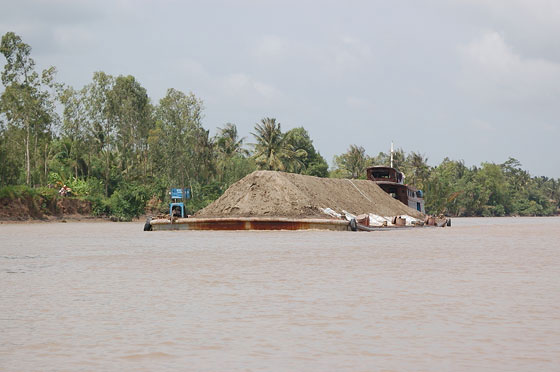 VERSO IL DELTA DEL MEKONG - Battelli trasportano chiatte di sabbia 