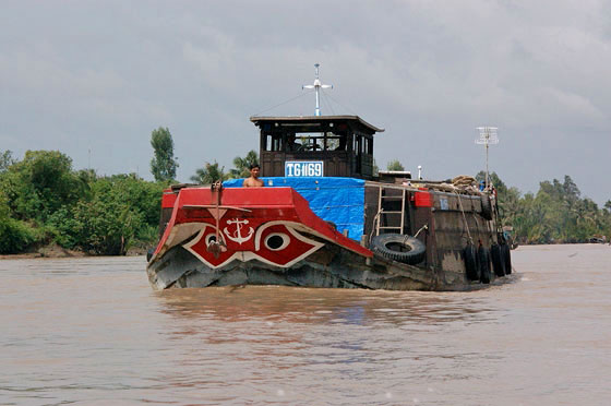 VERSO IL DELTA DEL MEKONG - Durante il tragitto in barca per arrivare alla regione del Delta, ci divertiamo ad immortlare le numerose barche