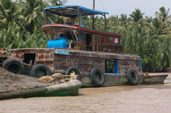 VERSO IL DELTA DEL MEKONG - L'incessante vita commerciali sui fiumi