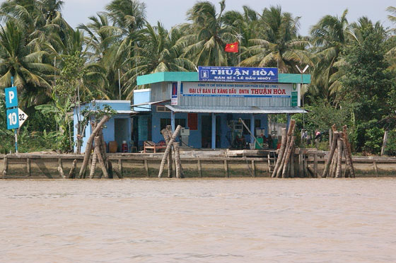 VERSO IL DELTA DEL MEKONG - Un caratteristico benzinaio