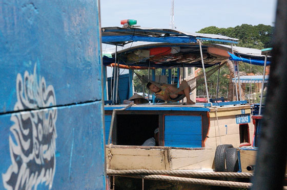 DELTA DEL MEKONG - Attracco a Mytho: il bambino che si dondola sull'amaca è solo uno dei tanti pezzi di vita quotidiana vissuta sul fiume