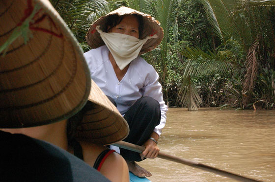 BEN TRE - Le donne devono fare un duro lavoro per remare nella melma dei canali trasportando i turisti