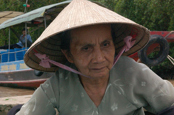 DELTA DEL MEKONG - Il primo piano di una signora rematrice