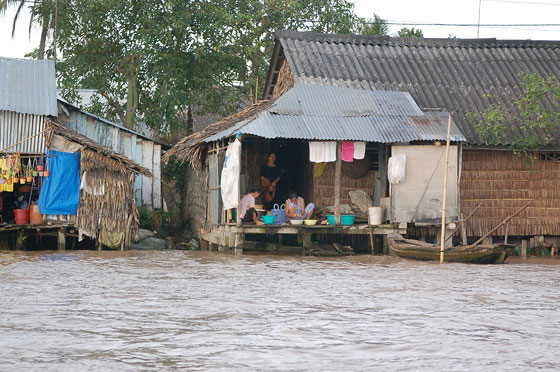 DELTA DEL MEKONG - Palafitte in bambù e lamiera