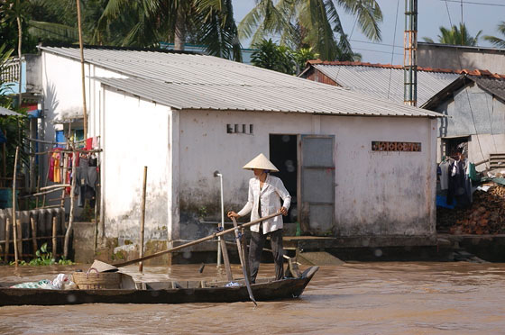 DELTA DEL MEKONG - Ci sono tante piccole imbarcazioni guidate a remi all'in piedi