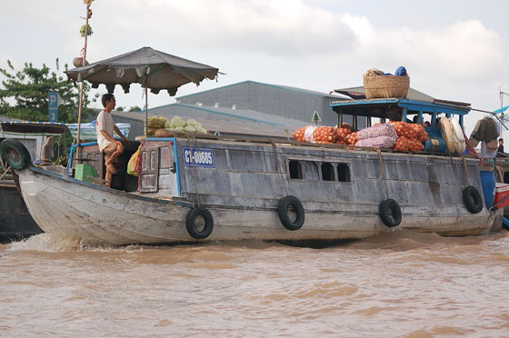 DELTA DEL MEKONG - Mercato galleggiante di Cai Rang: imbarcazioni trasportano frutta e ortaggi