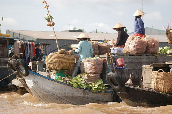 MERCATO GALLEGGIANTE DI CAI RANG - La magnifica vitalità del mercato scaldata dai riflessi della luce del mattino