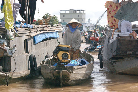 MERCATO GALLEGGIANTE DI CAI RANG - Le piccole imbarcazioni che navigano tra le barche