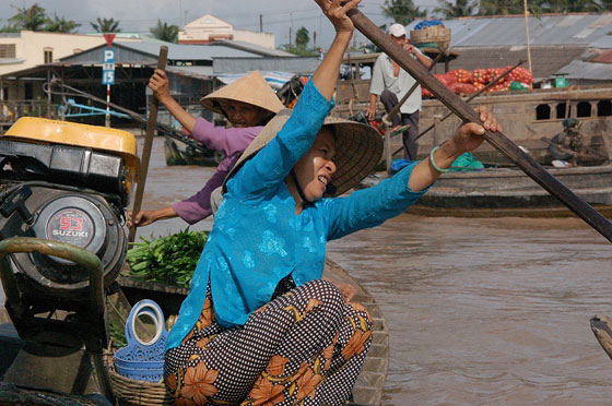 MERCATO GALLEGGIANTE DI CAI RANG - Colori, barche, animazione, donne con i loro cappelli conici (non bai tho), rendono questo mercato galleggiante meraviglioso