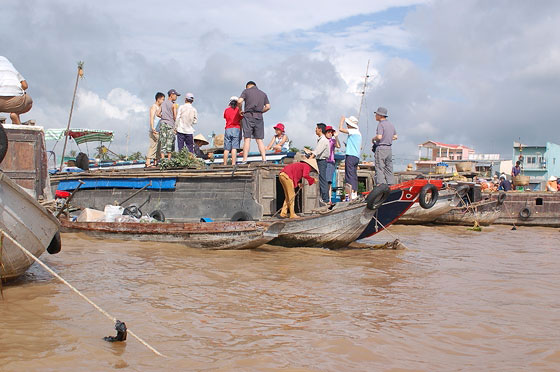 DELTA DEL MEKONG - I turisti comprano frutta