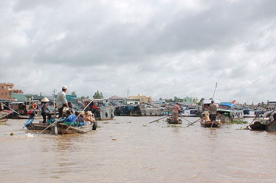 DELTA DEL MEKONG - Lo spettacolare scenario del mercato fluviale quotidiano