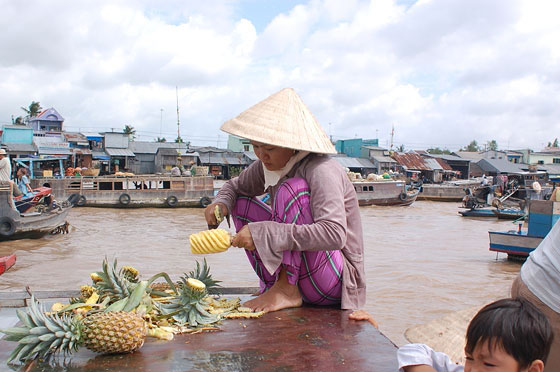 MERCATO GALLEGGIANTE DI CAI RANG - Le barche offrono frutta ai turisti