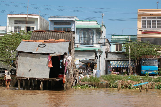 DELTA DEL MEKONG - Ci spostiamo da Cai Rang per andare a visitare una fabbrica per la produzione della 