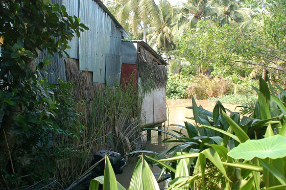 DELTA DEL MEKONG - Scesi dalla barca attraversiamo un villaggio rurale nei pressi di Cai Rang