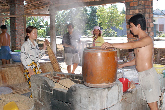 DELTA DEL MEKONG - Uno stabilimento in cui si produce 