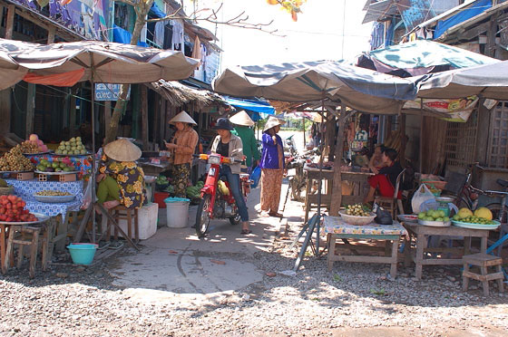 DELTA DEL MEKONG - Un grazioso mercatino nel villaggio nei pressi della fabbrica di produzione della carta di riso