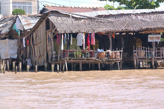DELTA DEL MEKONG - Torniamo verso Cai Rang ed osserviamo questa palafitta di bambù con vestiti, orci e diversi oggetti: abitazione o negozio?