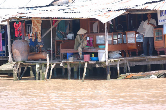 DELTA DEL MEKONG - Un'altra palafitta con mobili e vestiti: a nostro avviso si tratta di un negozio che si affaccia sul fiume