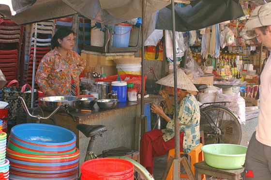 DELTA DEL MEKONG - Colorati catini di plastica 