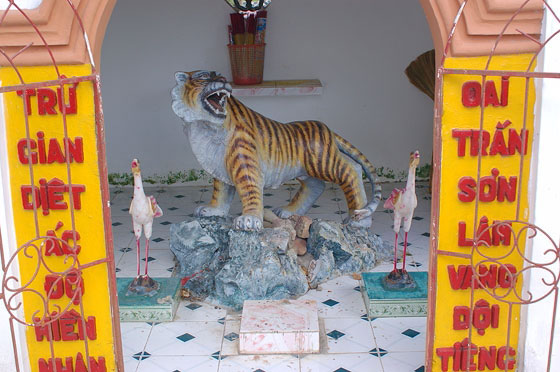 DELTA DEL MEKONG - Villaggio nei dintorni di Cai Rang: in questo piccolo tabernacolo la tigre e le fenici sono animali sacri e simbolici
