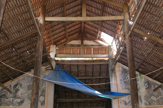 DELTA DEL MEKONG - L'alta copertura in legno del tempio semiabbandonato del villaggio 