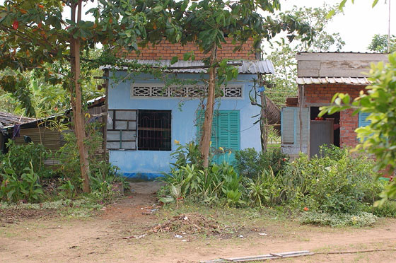 DELTA DEL MEKONG - Villaggio nei dintorni di Cai Rang: una variopinta casetta nei pressi del tempio
