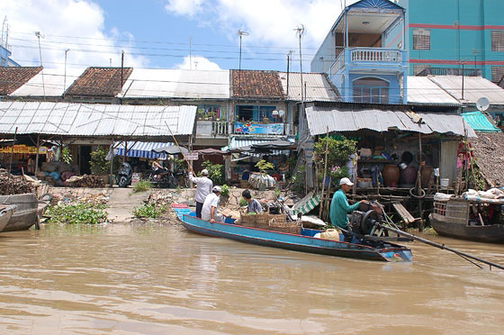 DELTA DEL MEKONG - Cai Rang: le palafitte di bambù e sullo sfondo la ridente cittadina di Cai Rang