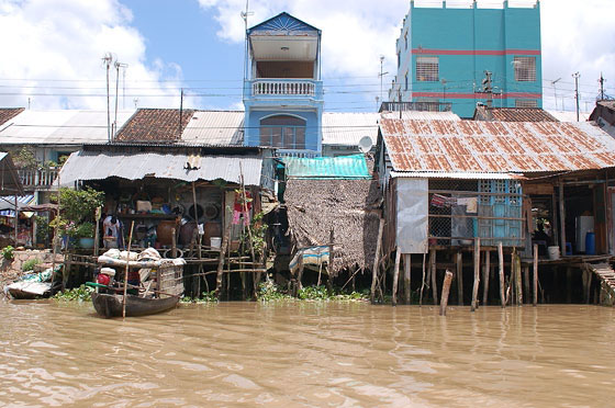 DELTA DEL MEKONG - La ridente Cai Rang con le palafitte che si affacciano sul fiume