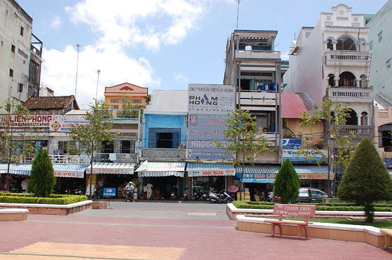 DELTA DEL MEKONG - I pittoreschi edifici sul lungofiume di Cantho