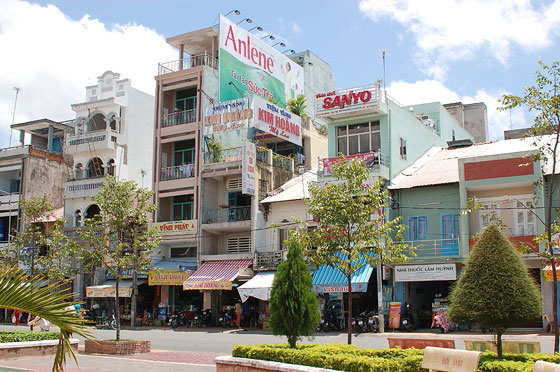 CANTHO - Gli edifiici sul lungofiume