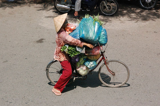 DELTA DEL MEKONG - Cantho: vita di strada sulla via parallela al Cantho River 