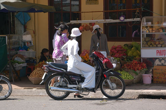 DELTA DEL MEKONG - Cantho: giovani ragazze vietnamite 