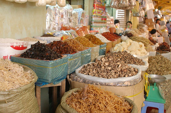 HO CHI MINH CITY - Cholon - mercato coperto di Binh Tay: merce in sacchi