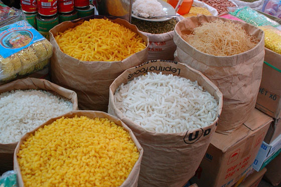 HO CHI MINH CITY - Cholon - mercato coperto di Binh Tay: i molteplici tipi di pasta