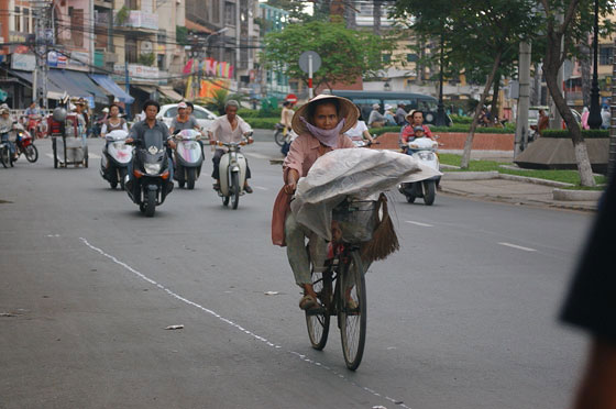 HO CHI MINH CITY - Cholon: camminando verso le erboristerie in D Hai Thuong Lan Ong, osserviamo le animate vie cittadine tra biciclette, motorini e mezzi di ogni tipo