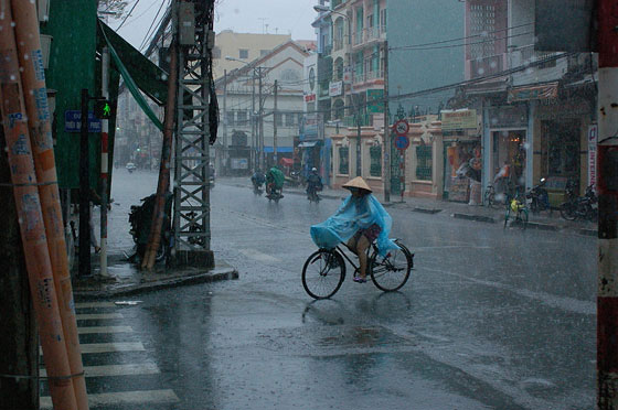 HO CHI MINH CITY - Seduti in un bar osserviamo l'insistente pioggia battente a Cholon