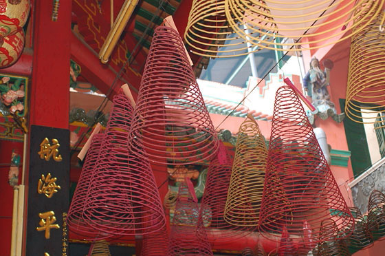 HO CHI MINH CITY - Pagoda di Tam Son Hoi Quan a Cholon: spirali di incenso a forma di cono bruciano appesi al soffitto