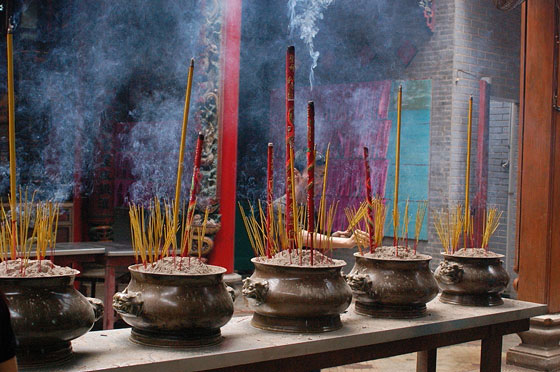 HO CHI MINH CITY - Cholon - Pagoda di Thien Hau: lucidi vasi di ottone in cui ardono bastoncini cultuali di incenso