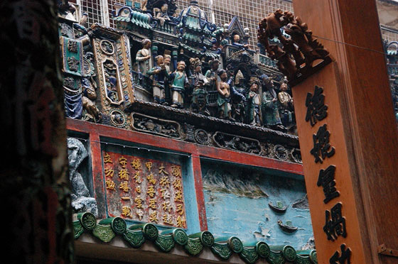 HO CHI MINH CITY - Cholon - Pagoda di Thien Hau: gli elaborati fregi in ceramica sopra il perimetro del tetto del cortile