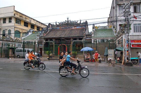 HO CHI MINH CITY - La Pagoda di Thien Hau vista da Nguyen Trai
