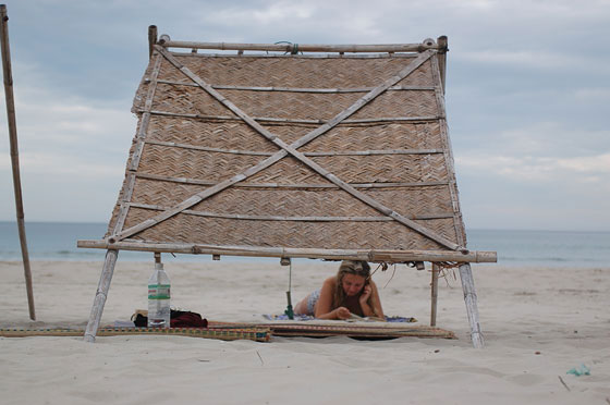 JUNGLE BEACH - Io in spiaggia sotto le stuoie/paravento del Resort