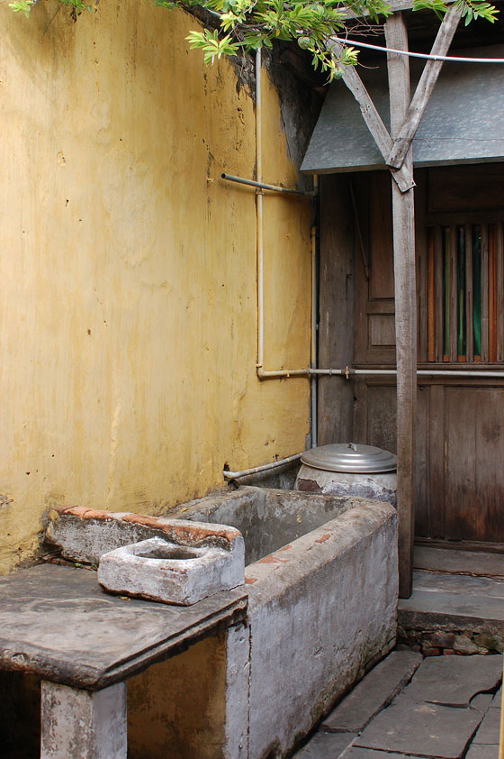 HOI AN - Un lavatoio nel cortile di una abitazione