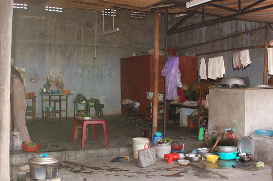 HOI AN - Ancora in un cortile stoviglie a terra, panni stesi, lavatoi, sono la testimonianza del modo di vivere dei vietnamiti