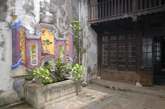 HOI AN - Museo delle Ceramiche Commerciali: fontana e decorazioni in ceramica nel patio interno