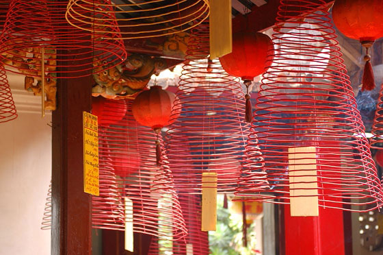 HOI AN - Sala delle Riunioni della Congregazione Cinese del Fuji: spirali di incenso appese al soffitto 