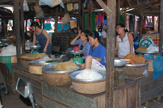HOI AN - Il mercato dei generi alimentari: pasta e tagliolini di ogni tipo