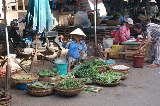HOI AN - Il mercato dei generi alimentari: ceste con ogni genere di verdura