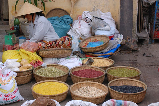 HOI AN - Il mercato alimentare: colorati legumi in cesti